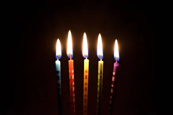 Velas Bolo Fundo Escuro Imagens Estoque Velas Bolo Coloridas Queimar — Fotografia de Stock