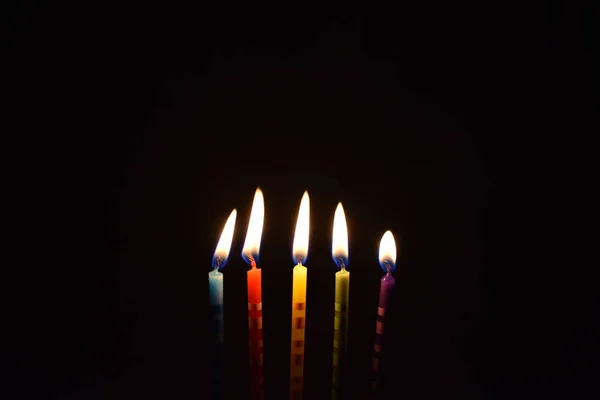 Färgat Ljus Mörk Bakgrund Stock Bilder Brinnande Tårta Ljus Födelsedag — Stockfoto