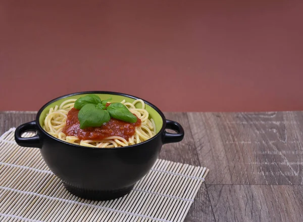 Pasta Espaguetis Con Salsa Tomate Imágenes Stock Madera Tazón Espaguetis —  Fotos de Stock