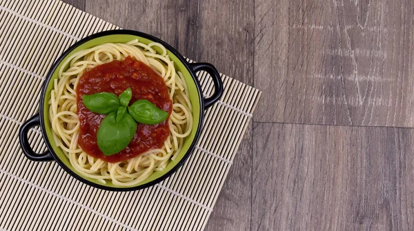 Makaron Spaghetti Sosem Pomidorowym Drewnianych Zdjęciach Stołowych Miska Spaghetti Spaghetti — Zdjęcie stockowe