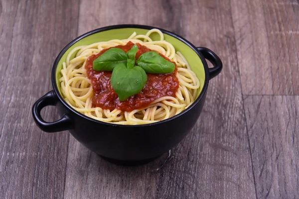 Makaron Spaghetti Sosem Pomidorowym Drewnianych Zdjęciach Stołowych Miska Spaghetti Spaghetti — Zdjęcie stockowe