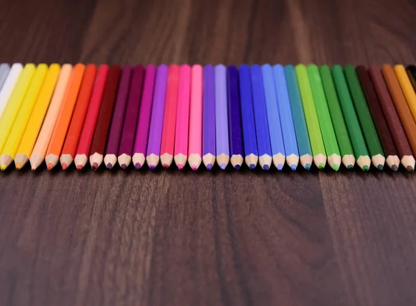 色鉛筆の背景ストック画像 芸術は映像を提供する 木製の背景にクレヨン 色鉛筆のセット 図面のための学校用品 — ストック写真