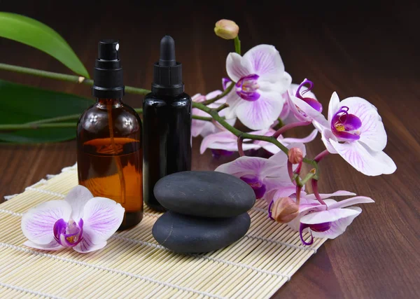 Spa Wellness Omgeving Met Paarse Orchidee Stock Afbeeldingen Zwarte Massage — Stockfoto