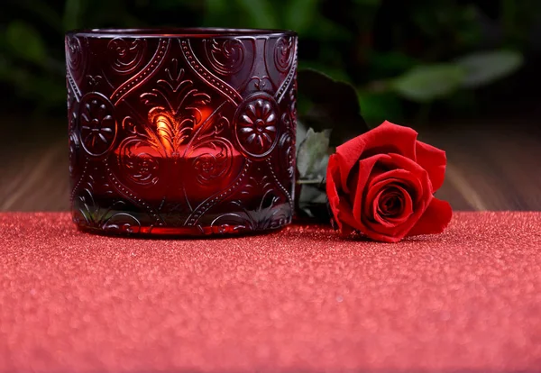 Rosa Rossa Con Candela Sfondo Rosso Immagini Stock Rosso Sfondo — Foto Stock