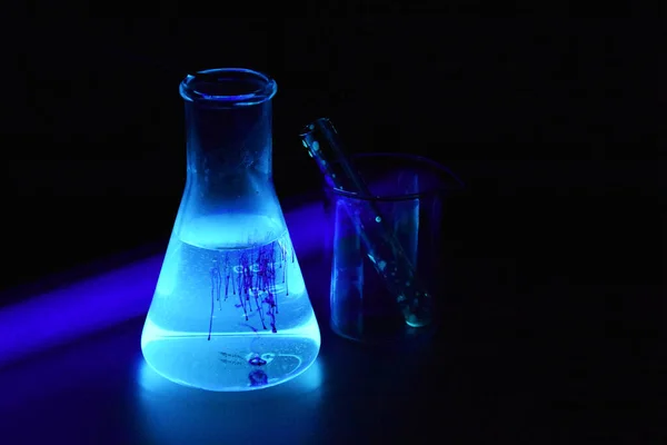 水のストック画像に溶解テトラヒドロハルミン ハララアルカロイドの画像 研究室のアクセサリー化学反応画像 紫色の液体の化学容器 四ふっ化水素鉱山のガラス実験装置 — ストック写真