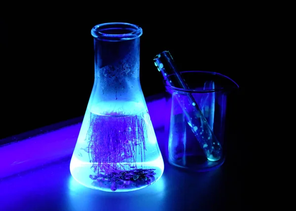 水のストック画像に溶解テトラヒドロハルミン ハララアルカロイドの画像 研究室のアクセサリー化学反応画像 紫色の液体の化学容器 四ふっ化水素鉱山のガラス実験装置 — ストック写真