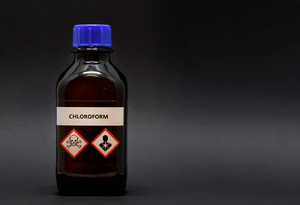 Chloroform Bruine Laboratoriumflesjes Een Fles Chloroform Met Inscriptie Bruine Laboratoriumfles — Stockfoto