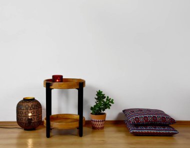 İç dekorasyonda beyaz arkaplan resimleri var. Metin için kopyalama alanı olan beyaz bir arkaplanda oryantal dekorasyon. Oda görüntülerinde doğulu natürmort. Oturma odası dekorasyon resimleri