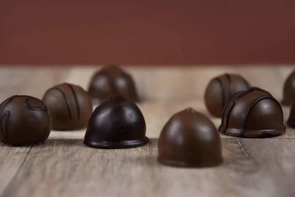木製の背景ストック画像上のチョコレートのプラリネ ダークチョコレートキャンディのイメージ テーブルストック画像上のチョコレートキャンディー — ストック写真