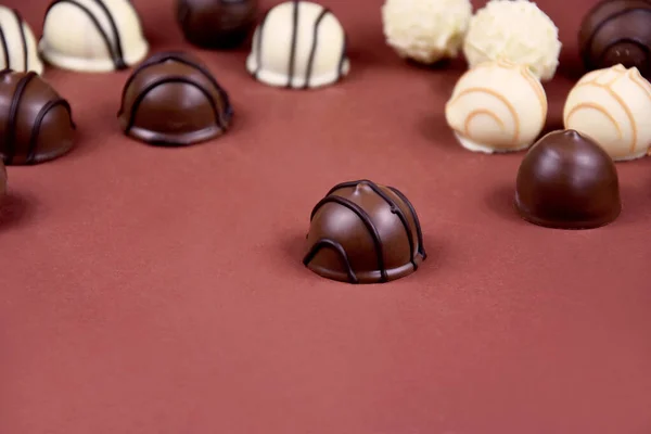 チョコレートは 茶色の背景ストック画像上のプリリン ダークチョコレートキャンディフレーム テキストストック画像のためのコピースペースと茶色の背景にチョコレートキャンディー チョコレートプラリネの国境 — ストック写真