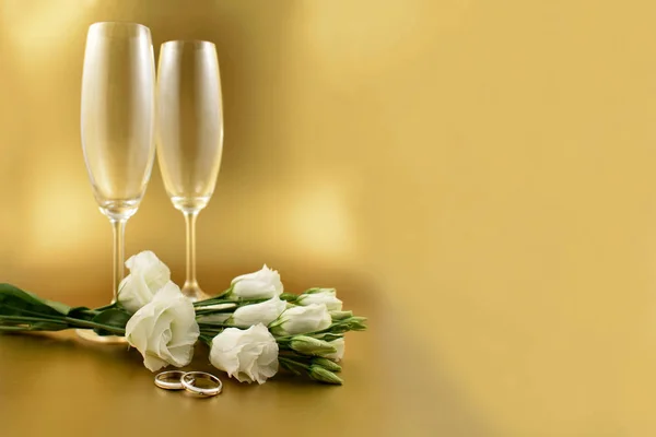 Anneaux De Mariage Avec Bouquet Blanc Et Des Images De Stock De Champagne Fond De Mariage Anneaux De Mariage Avec Bouquet Blanc Et Des Images De Stock De Champagne Fond De Mariage
