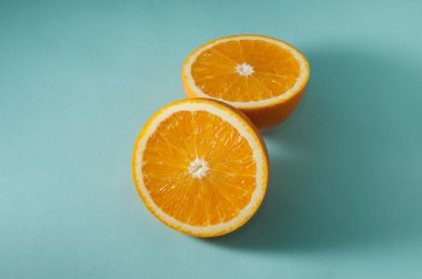 mavi arkaplanda turuncu