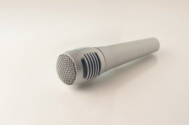 Beyaz arkaplanda mikrofon izole edildi