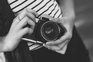 Film kamera kız elinde