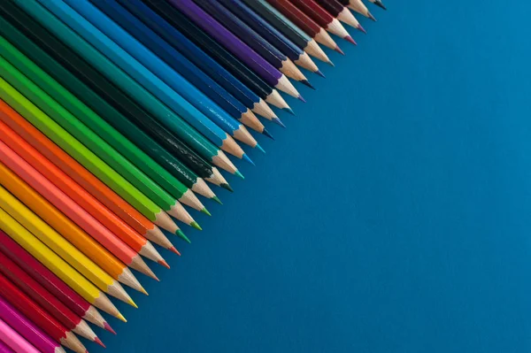 Lápis de cor sobre fundo azul — Fotografia de Stock