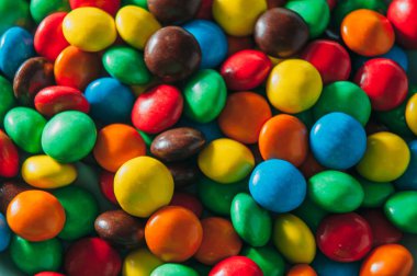 Renkli şeker arka planı. Rrd, blue, yellow tatlılar