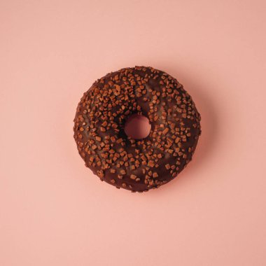 pembe bir arka plan üzerinde çikolatalı çörek