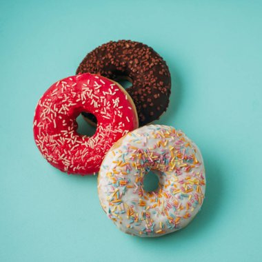 Mavi bir arka plan üzerinde çörek