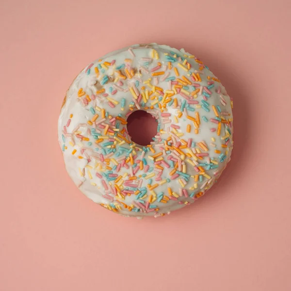 White donut on a pink background — Stock Photo, Image