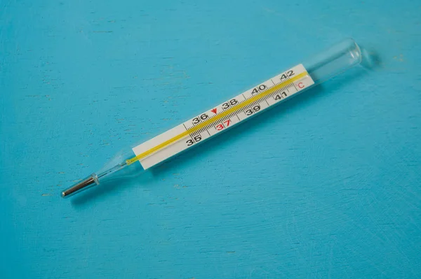 mavi bir arka plan üzerinde termometre
