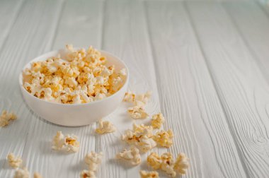 Beyaz tahta arka planda patlamış mısır.