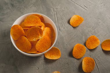 Patates cipsi ve gri beton arka plan