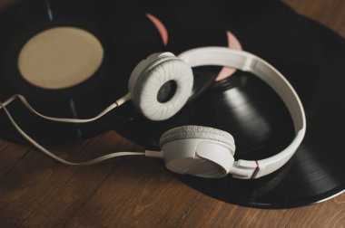 vinil kayıtlar ahşap arka plan ve beyaz kulaklık