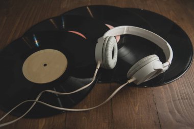 vinil kayıtlar ahşap arka plan ve beyaz kulaklık