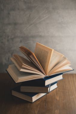 kitap ahşap bir masa ve gri beton duvar backg yığını