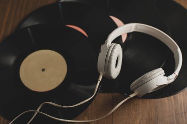vinil kayıtlar ahşap arka plan ve beyaz kulaklık