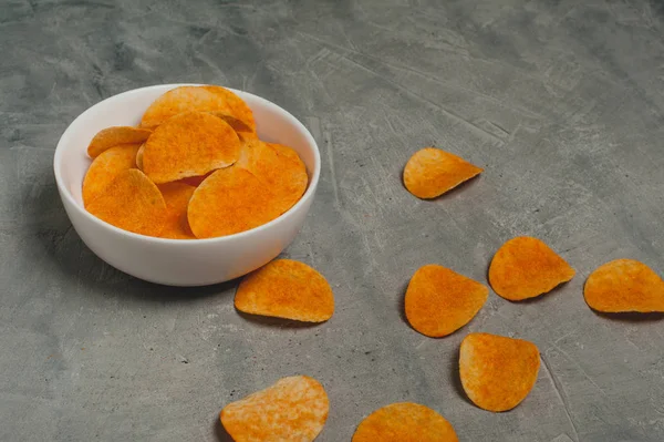 Kartoffelchips Auf Einem Grauen Alten Betontisch — Stockfoto