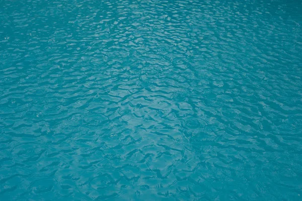 Acqua in piscina sotto la pioggia — Foto Stock