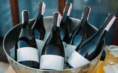 Bir buz kase şarap şişeleri