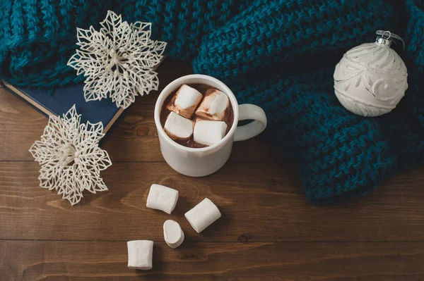   Kış ev arka plan - fincan sıcak kakao Noel top ve s