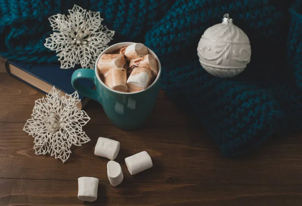   Kış ev arka plan - fincan sıcak kakao Noel top ve s
