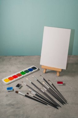 Aksesuar çizmek - sehpa, boya ve fırça