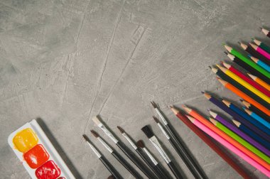 Aksesuarlar çizmek - gri arka planda kalemler, boyalar ve fırçalar