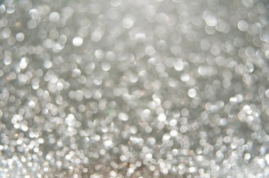 Gümüş rengi parlak, soyut bokeh arkaplan. Doğum günü kartı ya da düğün, Noel, yeni yıl, sevgililer günü, parti ve diğer bayram davetiyeleri için ışıltılı doku..