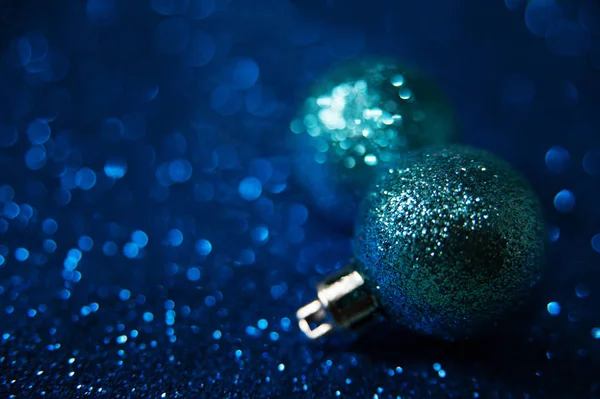 Bolas Navidad Brillantes Azules Sobre Fondo Purpurina Azul Adorno Año — Foto de Stock