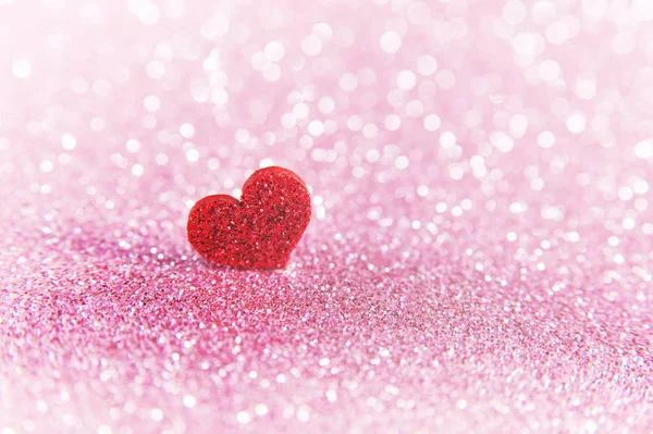 Sevgililer Günü 'nün parlak kırmızı kalbi pembe bir arka planda.. 