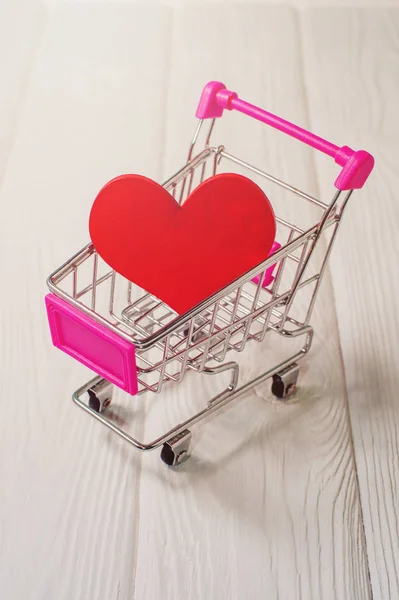 Red Heart Mini Supermarket Trolley White Wooden Table Love Shopping 스톡 사진