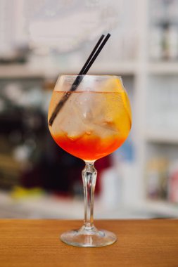 Şarap kadehinde buz küplü aperol spreyi.