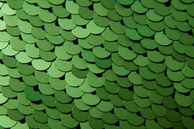 Yeşil renk payetler yakın çekim makro arka plan doku. Pullu ile moda pahalı kumaş.