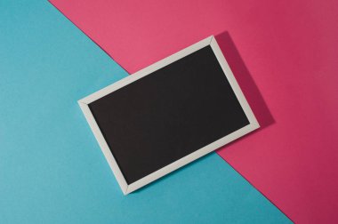 Mavi ve pembe parlak arka plan üzerinde metin için yazı tahtası. Düz yatıyordu