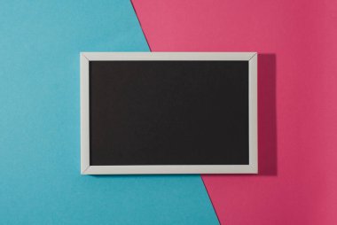 Mavi ve pembe parlak arka plan üzerinde metin için yazı tahtası. Düz yatıyordu