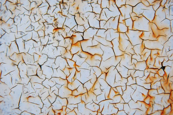 Çatlak boyanın eski paslı metal dokusu. Arkaplan için makro fotoğraf