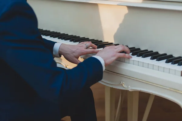 Pianista Está Tocando Piano Branco Evento Musical Concerto Música Clássica — Fotografia de Stock