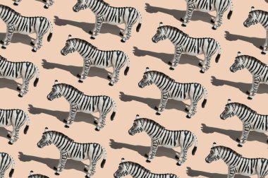 Açık bej arka planda zebra oyuncağıyla yapılmış. Sert gölgeli moda resim.