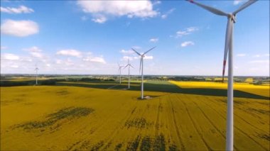 Yel değirmenleri. Rüzgar gücü teknolojisi - Rüzgar gücü, türbin, yel değirmeni, enerji üretimi üzerine hava aracı görüntüsü 