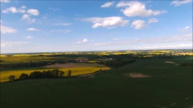 Yel değirmenleri. Rüzgar gücü teknolojisi - Rüzgar gücü, türbin, yel değirmeni, enerji üretimi üzerine hava aracı görüntüsü 
